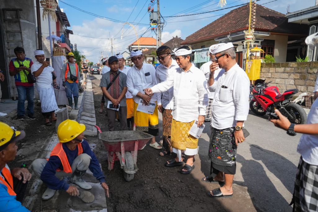 Bupati Adi Arnawa Inspeksi Infrastruktur di Wilayah Desa Cemagi